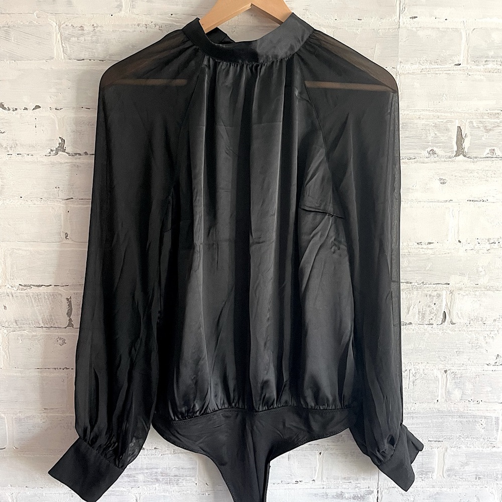 // Satin Abercrombie & Fitch bodysuit. Perfect for work or the holidays. ✨